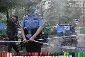 刷屏！广州95后女警雨中守护警戒线，网友绘成画称想致谢图片