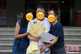 男孩走失31年后在儿童节这天和亲生父母团圆图片