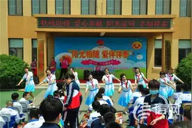 青岛笑姐携文化和爱心下乡 为智障儿童庆“六一”图片