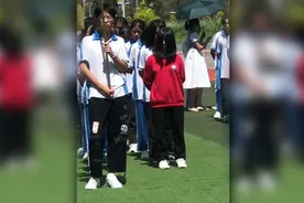 防晒新高度！中学女生为遮阳披长发挡脸