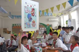 自制盲盒爱心义卖 戴上假发装扮小丑…大小朋友共度别样儿童节图片