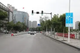 该路口通行有变 按需驶入对应车道避免违法图片