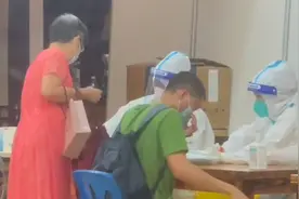 直击广州海珠区全员核酸检测最后一天：居民暴雨天赶来有序进行视频封面