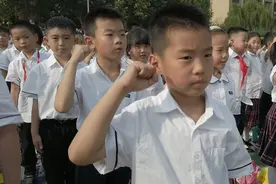 戴上红领巾 济南燕山小学165名一年级新生加入少先队图片