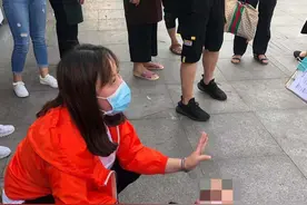 老人摔倒街头，接儿放学的护士蹲地救人：我是护士，大家不要怕，都来帮忙图片