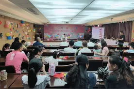 六一儿童节 四川南充南部萌娃向爸爸妈妈表演才艺秀图片