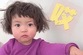 身穿小交警服、标准的交警手势！小交警惊现日月贝指挥交通，看呆路人图片