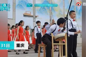 六一合唱表演敲鼓男孩秒变表情包，网友：这才是孩子该有的样子图片