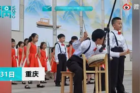 六一合唱表演敲鼓男孩秒变表情包，网友：这才是孩子该有的样子图片