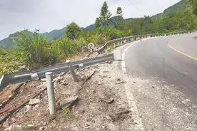 百米悬崖边货车司机跳车自救 生死关头逃过一劫 网友直呼“神反应”图片