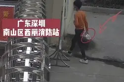 有点甜！深圳小男孩给消防员送礼物：给你棒棒糖图片