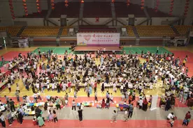 娄底：幼稚园爱心义卖 为病重孩子筹集善款3万余元图片