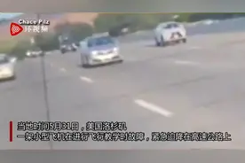 美国洛杉矶一架小型飞机引擎故障 成功在高速公路上迫降视频封面