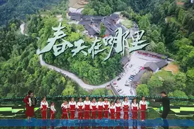 六一晚会上唱错词偷偷捂嘴的小姑娘，画面实在可爱！网友：真挚而感动图片