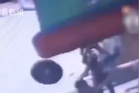 俄罗斯充气城堡破裂飞上天 女孩从4米多空中坠落图片