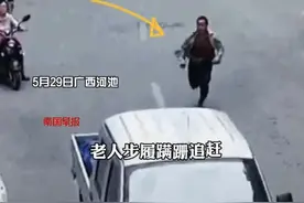 正义少年团！广西街头男子偷老人财物逃跑，被一群小学生当场围堵图片