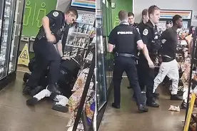 残忍！目击视频显示，美国警察反复恶意狠踩一名精神病人图片