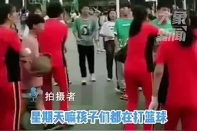 大妈冲进篮球场跳广场舞，还扇了打球小伙两耳光：砸到我要负责图片