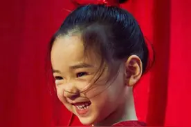董璇晒照为女儿庆生 小酒窝小脸肉嘟嘟镜头感足图片
