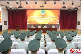 新兵成人礼！236名武警新战士授衔图片