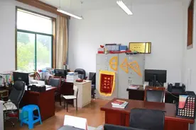 午休时间，教师办公室空空荡荡，家长看到这一幕却说：我们放心了图片