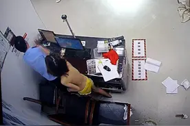 醉了 女子竟在派出所对着辅警撒泼图片