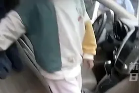 杭州4岁女娃被锁车内，站在位子上大哭！10分钟后，不可思议的一幕发生了图片