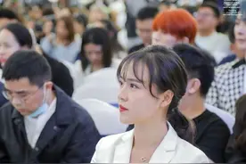 还记得《我是演说家》的房琪吗？她结婚了图片