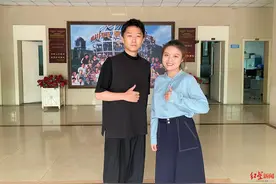 两大学生晚会现场配音《甄嬛传》片段走红：两人是“哪吒”的学生，平时热爱配音图片