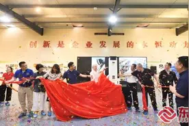 全球首台商用蛋鸡养殖机器人“木鸡郎4”下地运行图片