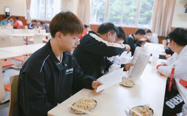 对话｜从洗碗小工到KPL传奇，这是Fly的电竞追梦故事