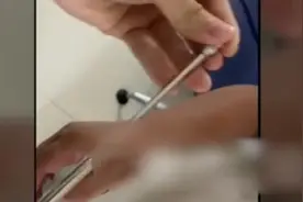 男子射鱼反被误伤，半根鱼镖刺入手掌视频封面