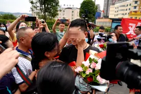 就是他，和他爸长得一模一样！采集DNA后，被拐33年的他与父母团聚图片