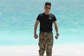 超帅的飞奔！温州街头众人制服“捅刀男”，带头大哥还有英雄故事图片