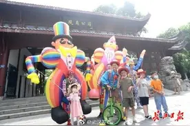 堤角公园上演小丑嘉年华图片