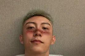 黄景瑜跟李沁学自拍 网友爆笑：果然不同凡响图片