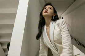 张天爱白色真空西装酷飒出镜 气场十足又美又飒图片