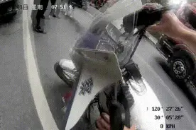 急！女童脚卡电瓶车“临时爸爸”：“不要怕不要怕”图片