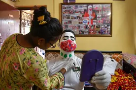 印度社区工作者扮成小丑在贫民窟内消杀防疫图片