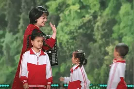 心都要化了！小姑娘“六一”晚会上唱错词偷偷捂嘴图片