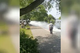 男子在景区驾摩托艇甩尾溅湿路人，警方介入处理视频封面