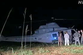 美军直升机夜晚紧急迫降冲绳田间 民宅就在百米外图片