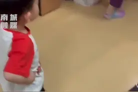 小暖男！妈妈生完二胎被推进病房，儿子见到妈妈后忍不住哭了图片