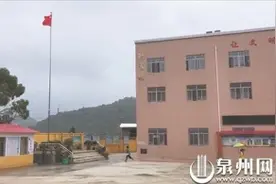雨中收国旗，永春三位小学生被赞“最美护旗手”图片