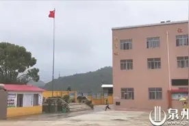 雨中收国旗，永春三位小学生被赞“最美护旗手”图片