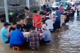 广西一居民家摆酒，水淹屁股宾客仍淡定吃席，网友：正宗“流水席”图片