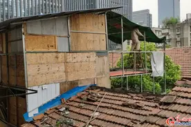 违规搭起二层阁楼存隐患 执法部门依法拆除图片