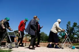 尽管接种了疫苗，美国疗养院仍在疫情暴发和死亡之间徘徊图片