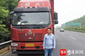 高速公路上，重型货车长时间“霸占”快车道行驶，民警靠近发现，司机正在玩手机图片