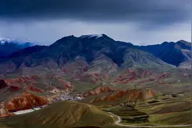 青海祁连卓尔山：雪山下的静谧田园图片